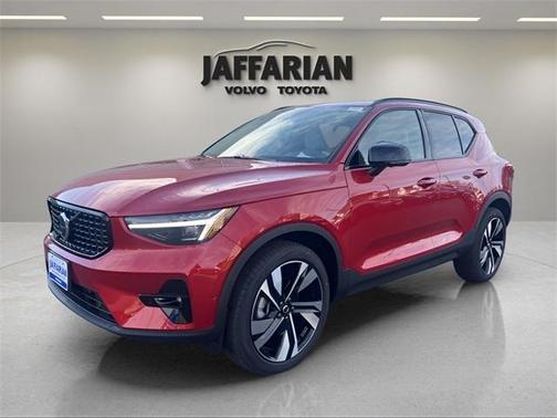 2025 Volvo XC40 B5 Plus Dark Theme
