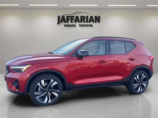 2025 Volvo XC40 B5 Plus Dark Theme