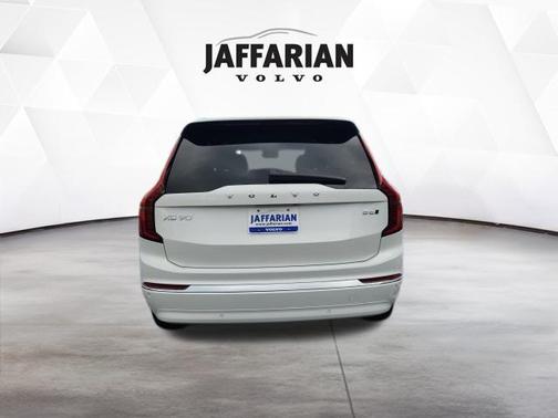 Crystal White Pearl 2026 Volvo XC90 B6 Ultra
