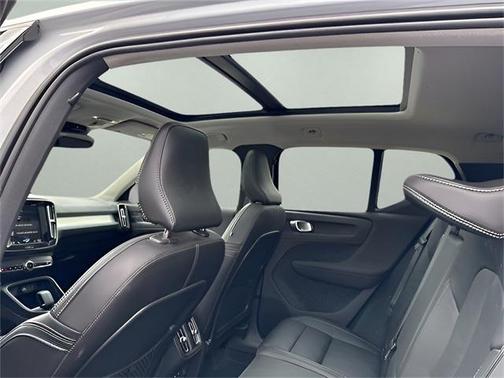 2022 Volvo XC40 T5 Momentum