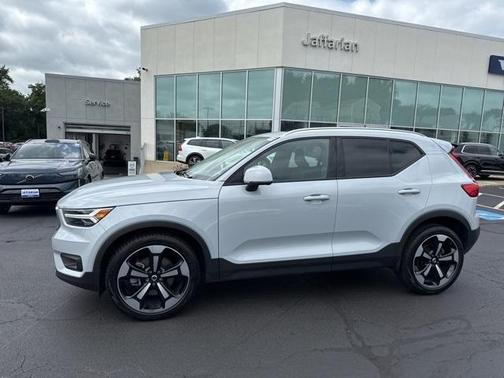 2022 Volvo XC40 T5 Momentum