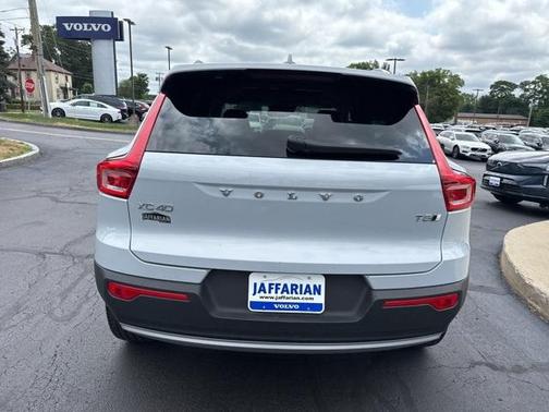 2022 Volvo XC40 T5 Momentum