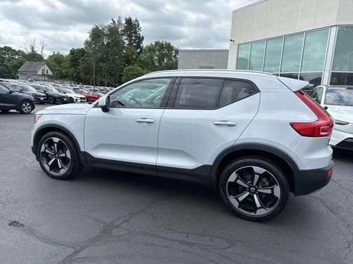 2022 Volvo XC40 T5 Momentum