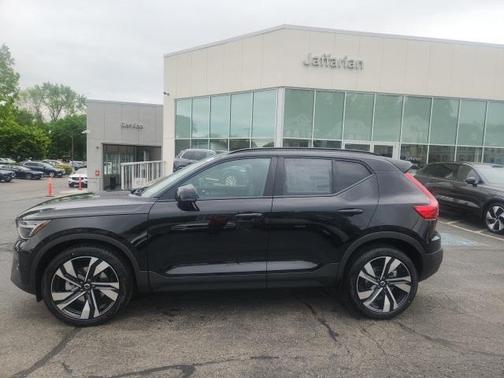 2025 Volvo XC40 B5 Plus Dark Theme