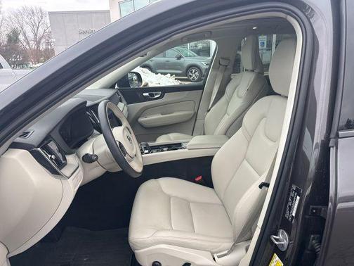 2024 Volvo XC60 B5 Plus Dark Theme