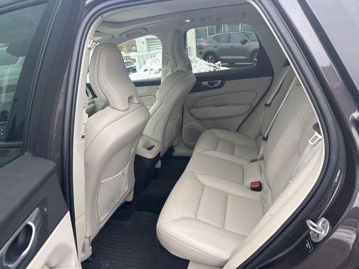 2024 Volvo XC60 B5 Plus Dark Theme