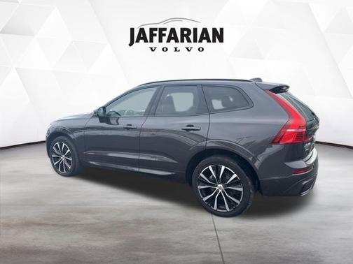 2024 Volvo XC60 B5 Plus Dark Theme