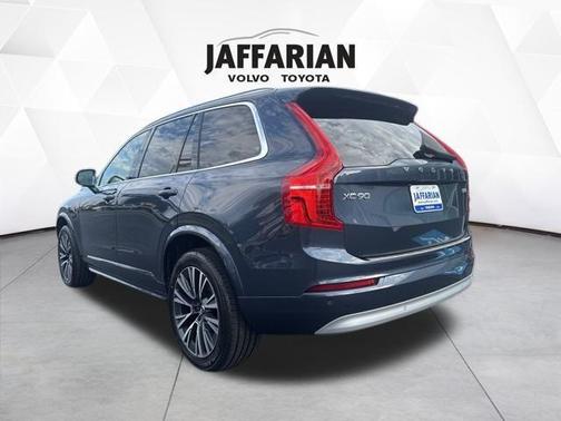 2022 Volvo XC90 T5 Momentum 7 Passenger
