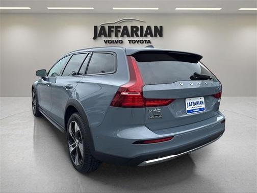 2024 Volvo V60 Cross Country B5 Plus