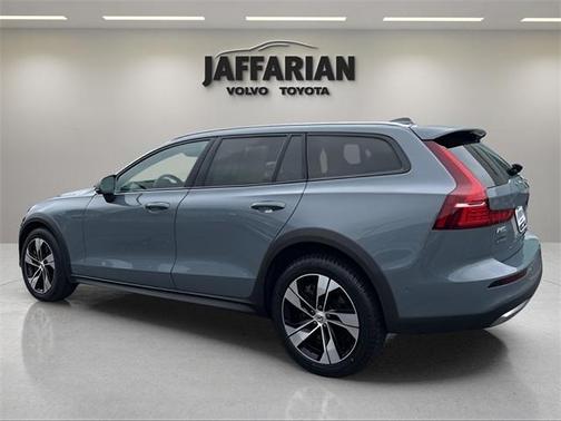 2024 Volvo V60 Cross Country B5 Plus