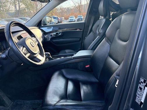 2018 Volvo XC90 T6 Momentum