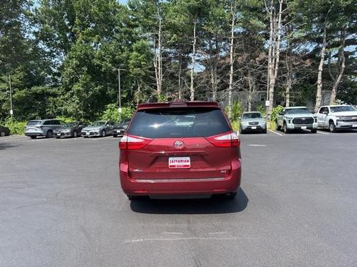 2018 Toyota Sienna XLE