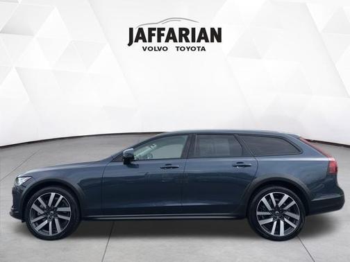 2023 Volvo V90 Cross Country B6 Plus