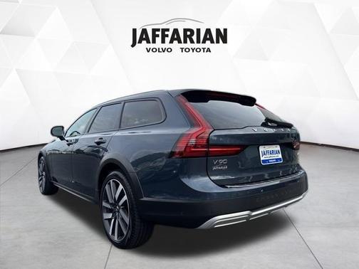 2023 Volvo V90 Cross Country B6 Plus