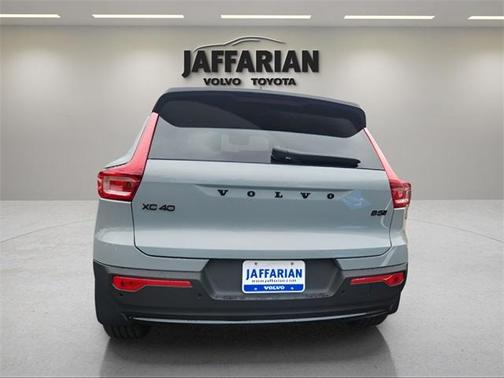 2026 Volvo XC40 B5 Ultra Black Edition