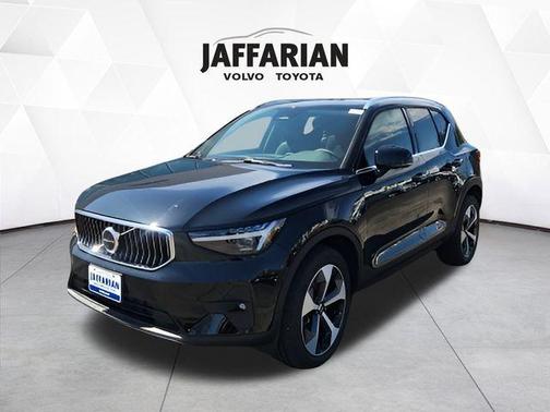 2025 Volvo XC40 B5 Plus Bright Theme