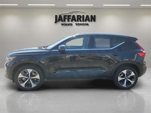 2025 Volvo XC40 B5 Plus Bright Theme