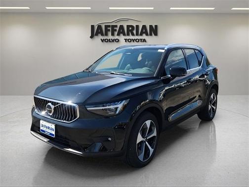 2025 Volvo XC40 B5 Plus Bright Theme