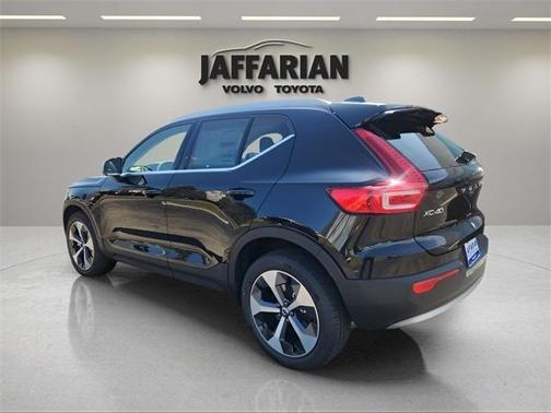 2025 Volvo XC40 B5 Plus Bright Theme