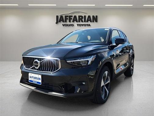 2025 Volvo XC40 B5 Plus Bright Theme