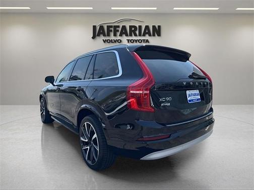 2022 Volvo XC90 T6 Momentum 7 Passenger