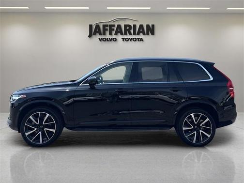 2022 Volvo XC90 T6 Momentum 7 Passenger