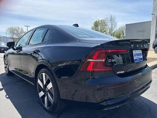 2024 Volvo S60 Recharge Plug-In Hybrid T8 Ultimate Dark Theme