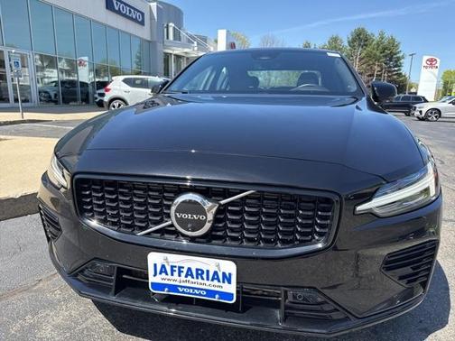 2024 Volvo S60 Recharge Plug-In Hybrid T8 Ultimate Dark Theme