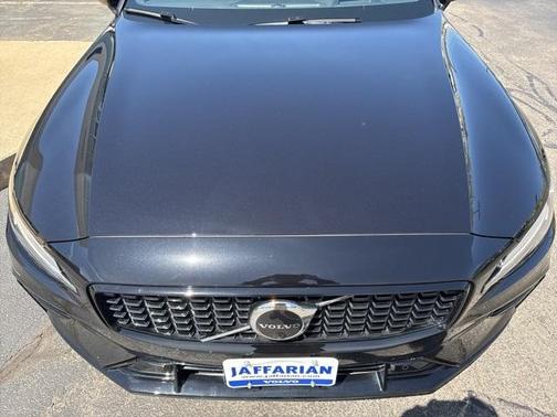 2024 Volvo S60 Recharge Plug-In Hybrid T8 Ultimate Dark Theme