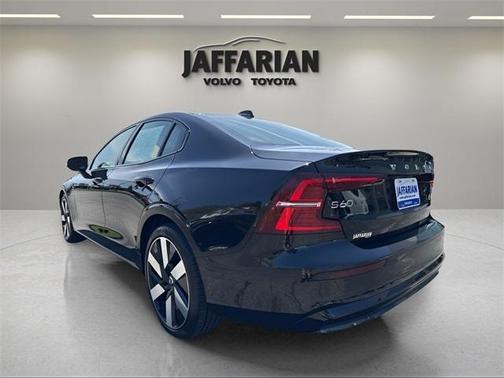 2024 Volvo S60 Recharge Plug-In Hybrid T8 Ultimate Dark Theme