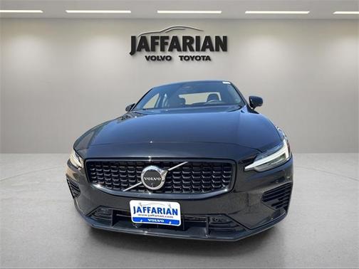 2024 Volvo S60 Recharge Plug-In Hybrid T8 Ultimate Dark Theme