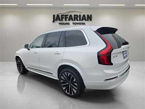2025 Volvo XC90 B5 Plus