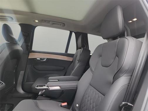 2025 Volvo XC90 B5 Plus