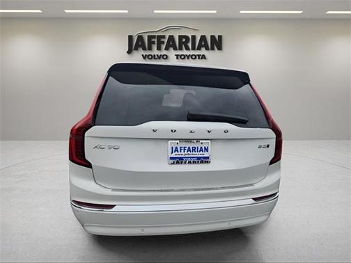 2025 Volvo XC90 B5 Plus