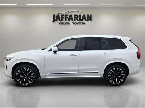 2025 Volvo XC90 B5 Plus