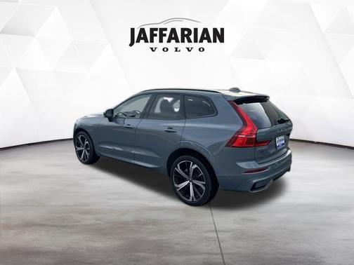 2023 Volvo XC60 B5 Ultimate Dark Theme