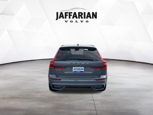 2023 Volvo XC60 B5 Ultimate Dark Theme