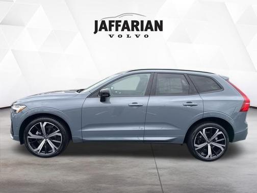 2023 Volvo XC60 B5 Ultimate Dark Theme