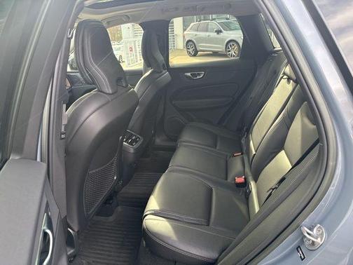 2023 Volvo XC60 B5 Ultimate Dark Theme