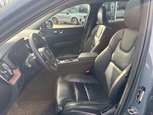 2023 Volvo XC60 B5 Ultimate Dark Theme