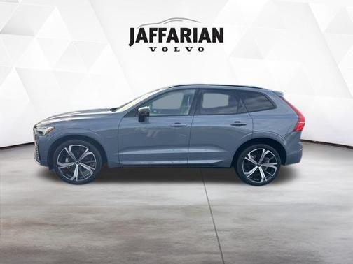 2023 Volvo XC60 B5 Ultimate Dark Theme