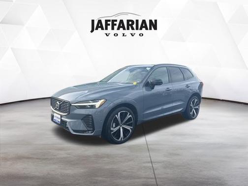 2023 Volvo XC60 B5 Ultimate Dark Theme