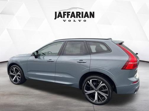2023 Volvo XC60 B5 Ultimate Dark Theme