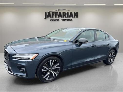 2024 Volvo S60 B5 Core Dark Theme