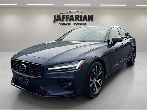 2024 Volvo S60 B5 Core Dark Theme
