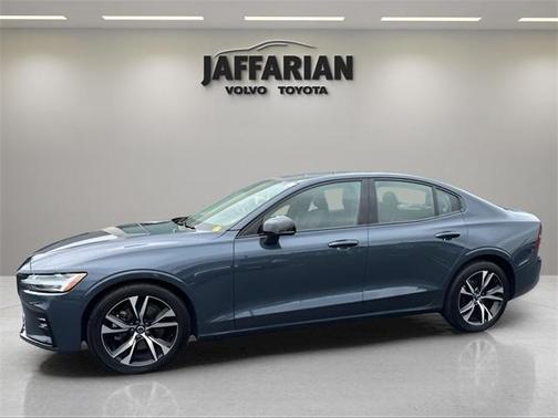 2024 Volvo S60 B5 Core Dark Theme