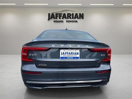 2024 Volvo S60 B5 Core Dark Theme