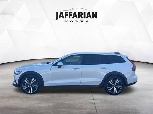 2025 Volvo V60 Cross Country B5 Plus