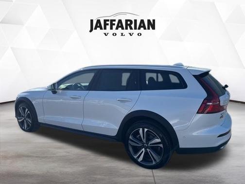 2025 Volvo V60 Cross Country B5 Plus