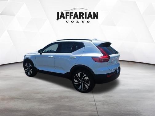 Crystal White 2026 Volvo XC40 Plus, B5 AWD Gas (mild hybrid), Dark